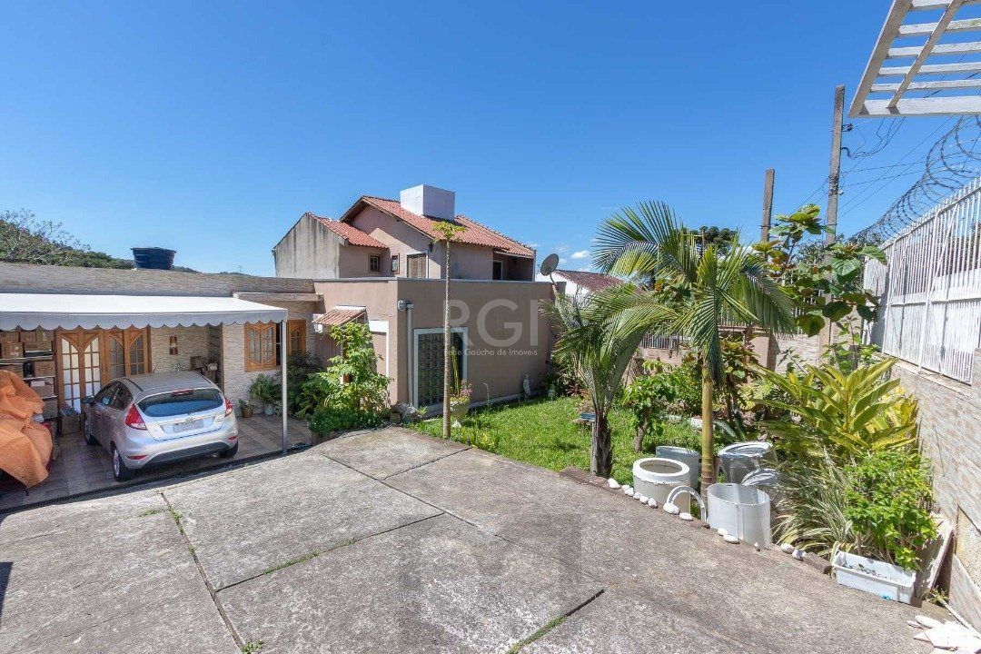 Casa para Venda - 370m², 4 dormitórios, sendo 1 suites, 6 vagas - Lomba do Pinheiro — foto 1