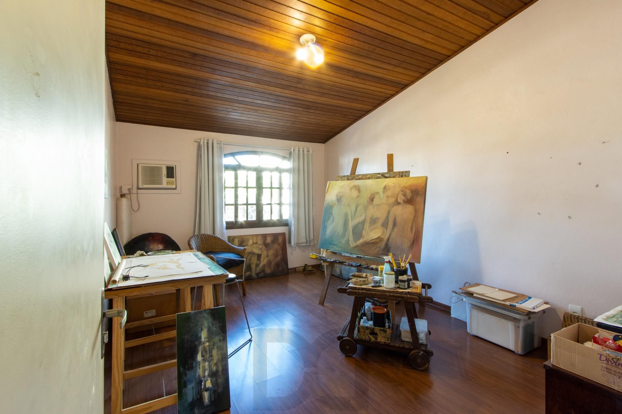 Casa de Alvenaria, possui 3 dormitórios, uma suíte, hall de entrada, lavabo, living com lareira, cozinha ampla com armários, área gourmet com churrasqueira, corredor, pátio e 4 vagas de garagem, uma construção em anexo que possui hall de entrada, lavabo, living, cozinha, escritório, banheiro social — foto 47