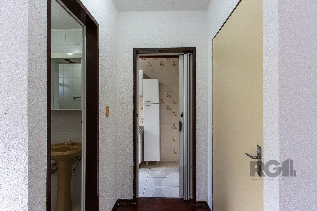 Excelente apartamento no bairro Cristal com 1 dormitório, living, banheiro e cozinha. — foto 16