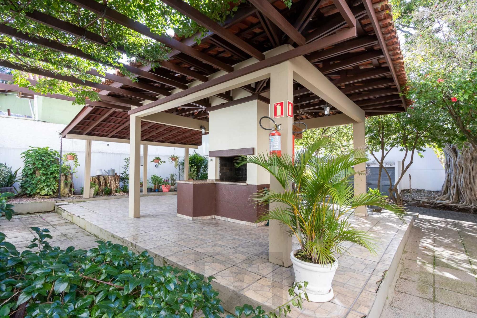 Cobertura com 137m², no Bairro Cristal, de 2 dormitórios, sento uma suíte, ampla sacada, churrasqueira, vista panorâmica, vaga coberta. — foto 45
