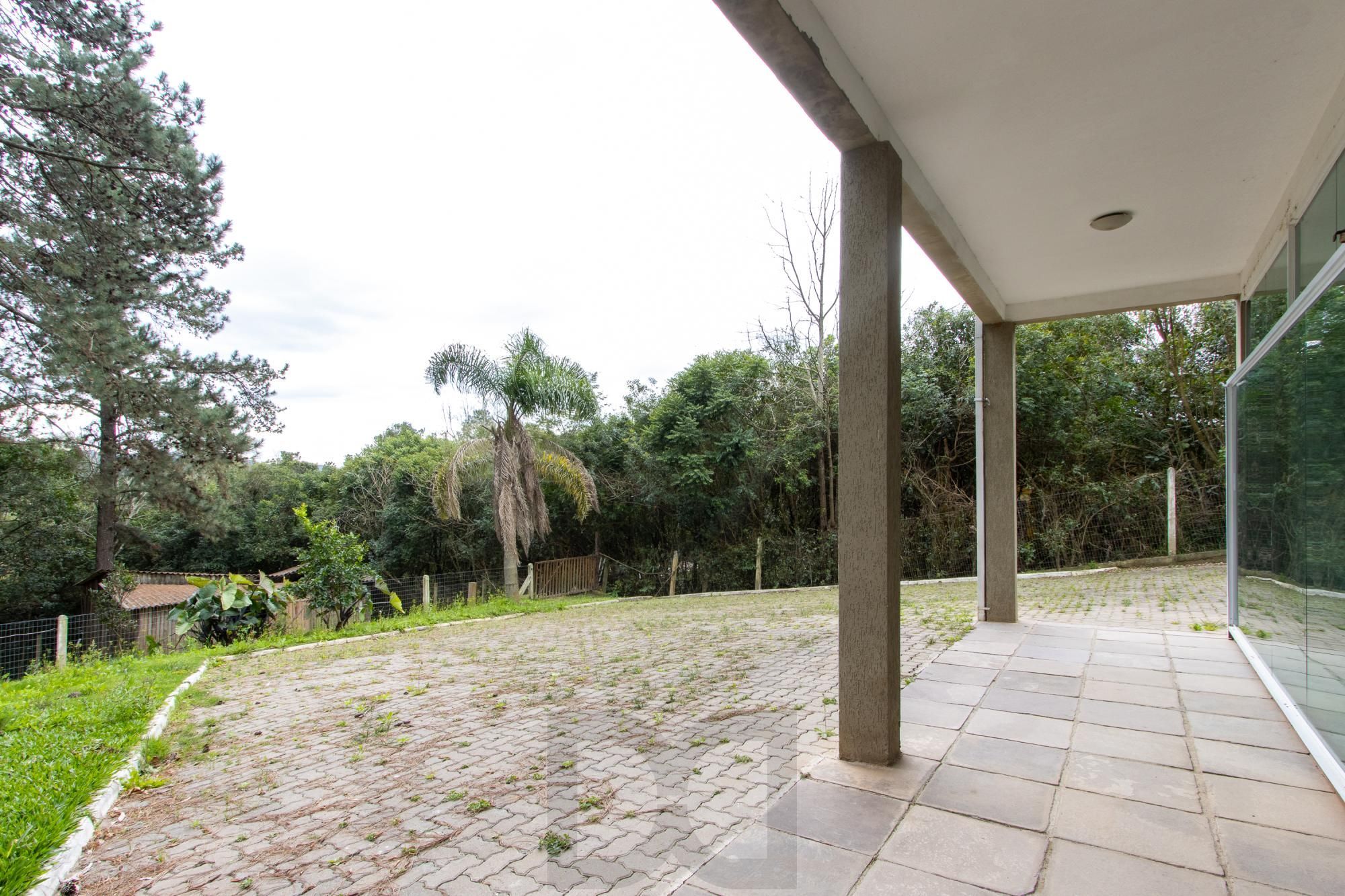 Casa de alvenaria, com 3 dormitórios, 1 suíte, living, cozinha, lavanderia, churrasqueira, banheiro social, pátio e 4 vagas de garagem. — foto 46