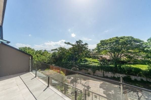 Casa com 3 suítes amplas, além de uma sala generoso com lareira e 2 vagas de garagem. — foto 22