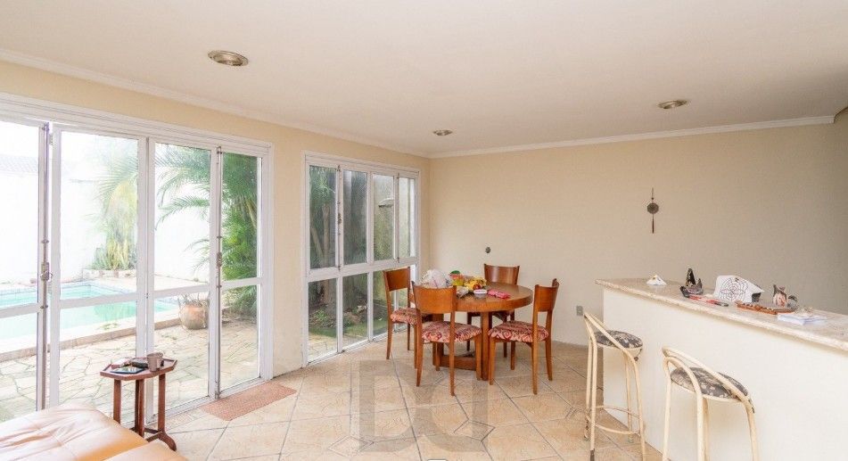 Casa de 3 quartos,1 suíte, closet, living com lareira, pátio, piscina e 2 vagas de garagem. — foto 7