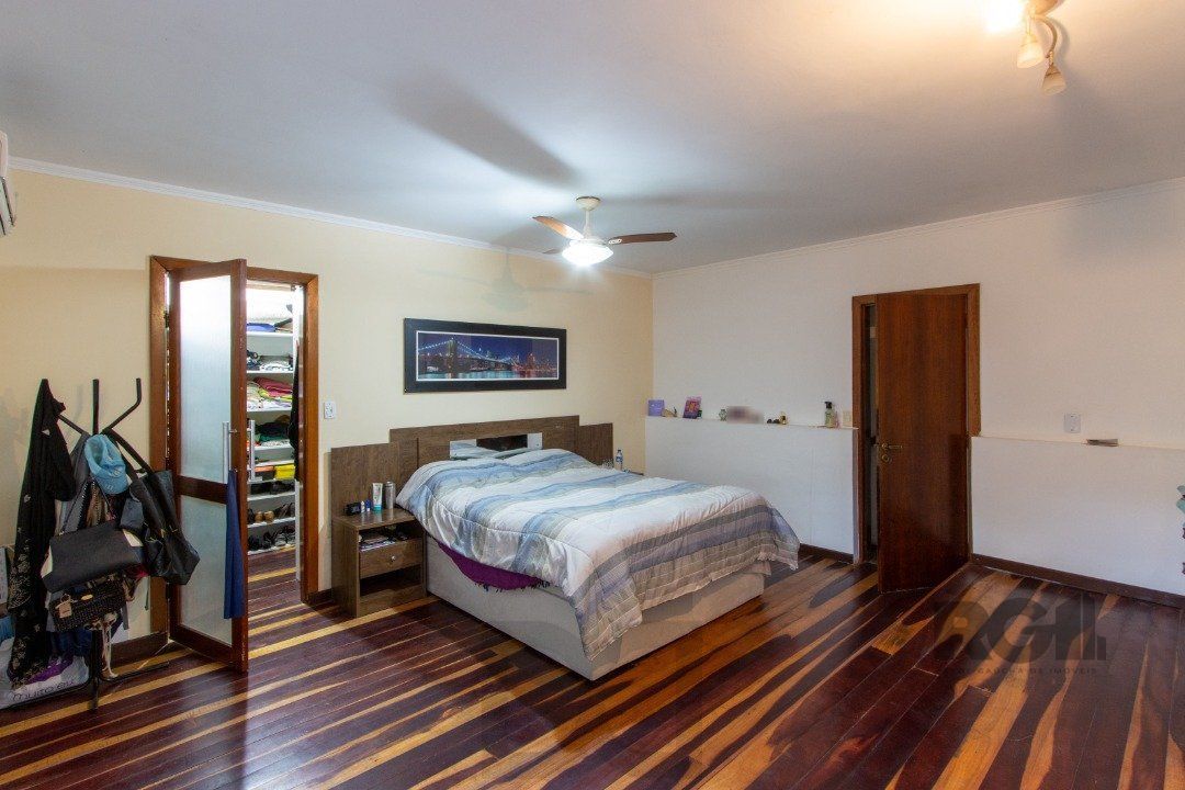 Casa no bairro Cristal, Possui 4 dormitórios, sendo 1suíte, closet e banheira de hidromassagem, com possibilidade de um podendo 1 dormitórios extra. — foto 54
