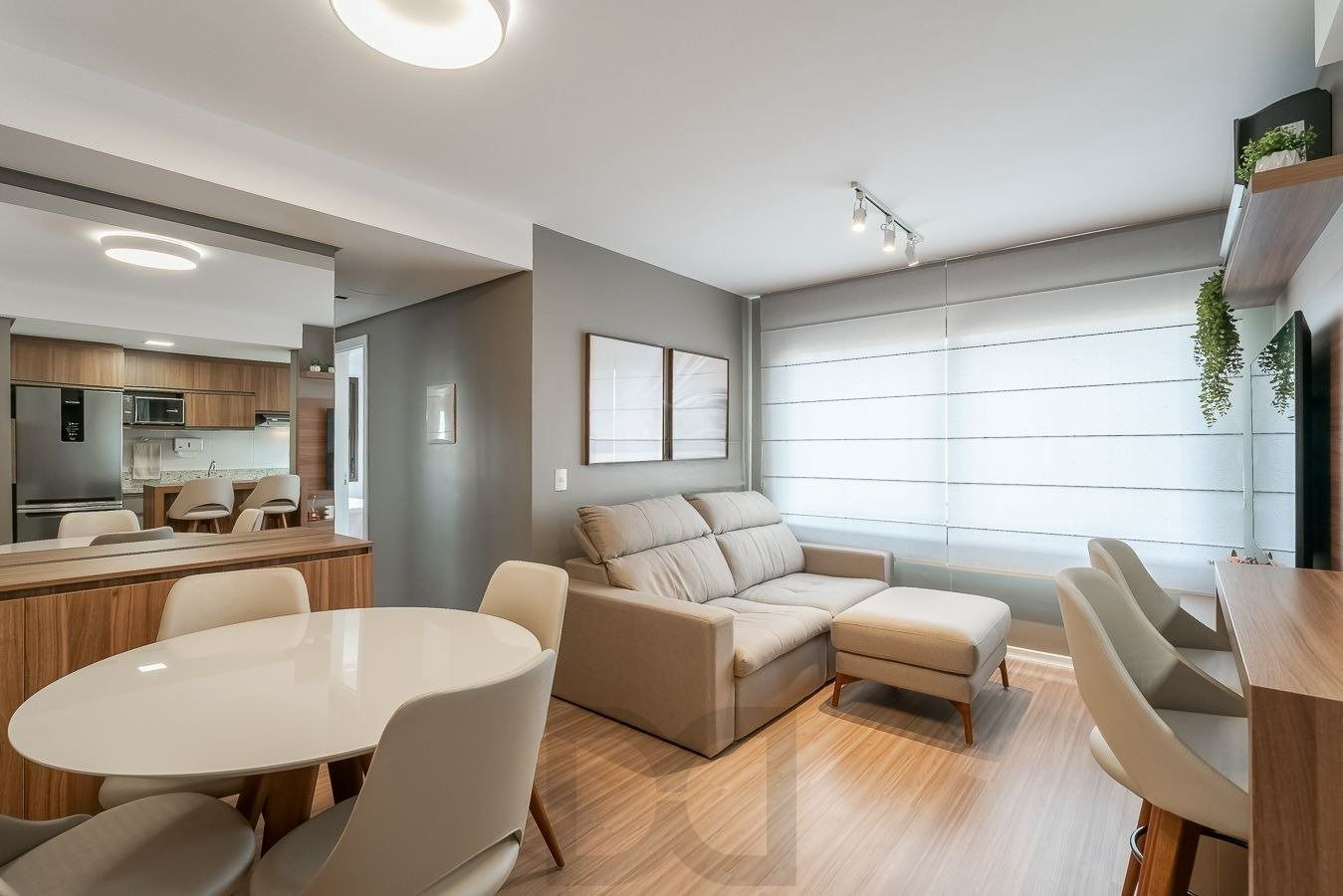 Impecável! 2 Dormitórios, Suíte, Mobiliado e Pronto para Morar — foto 4