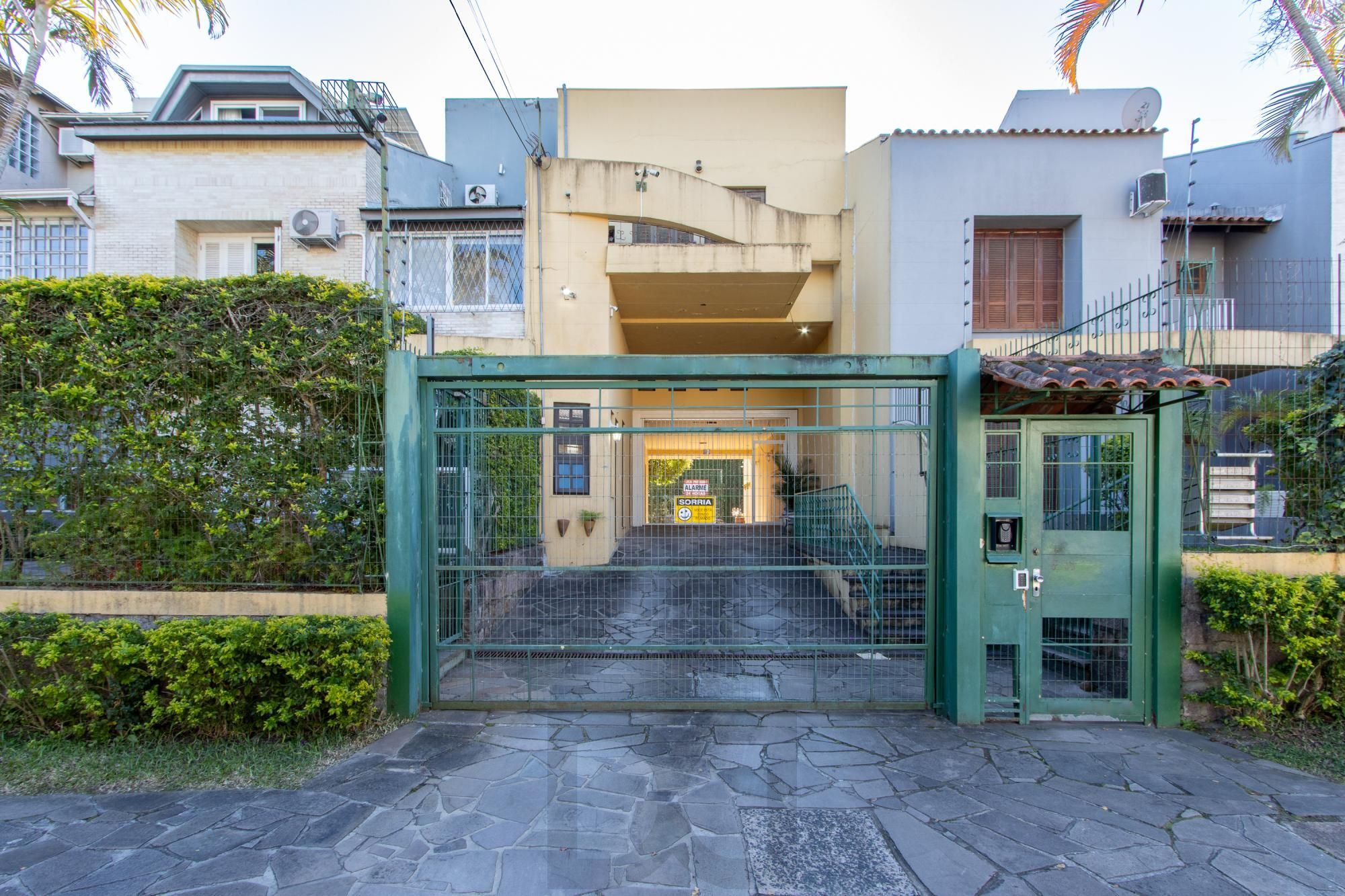 CASA EM CONDOMÍNIO NO BAIRRO IPANEMA — 4 DORMITÓRIOS (2 SUÍTES) — 2 VAGAS — foto 1
