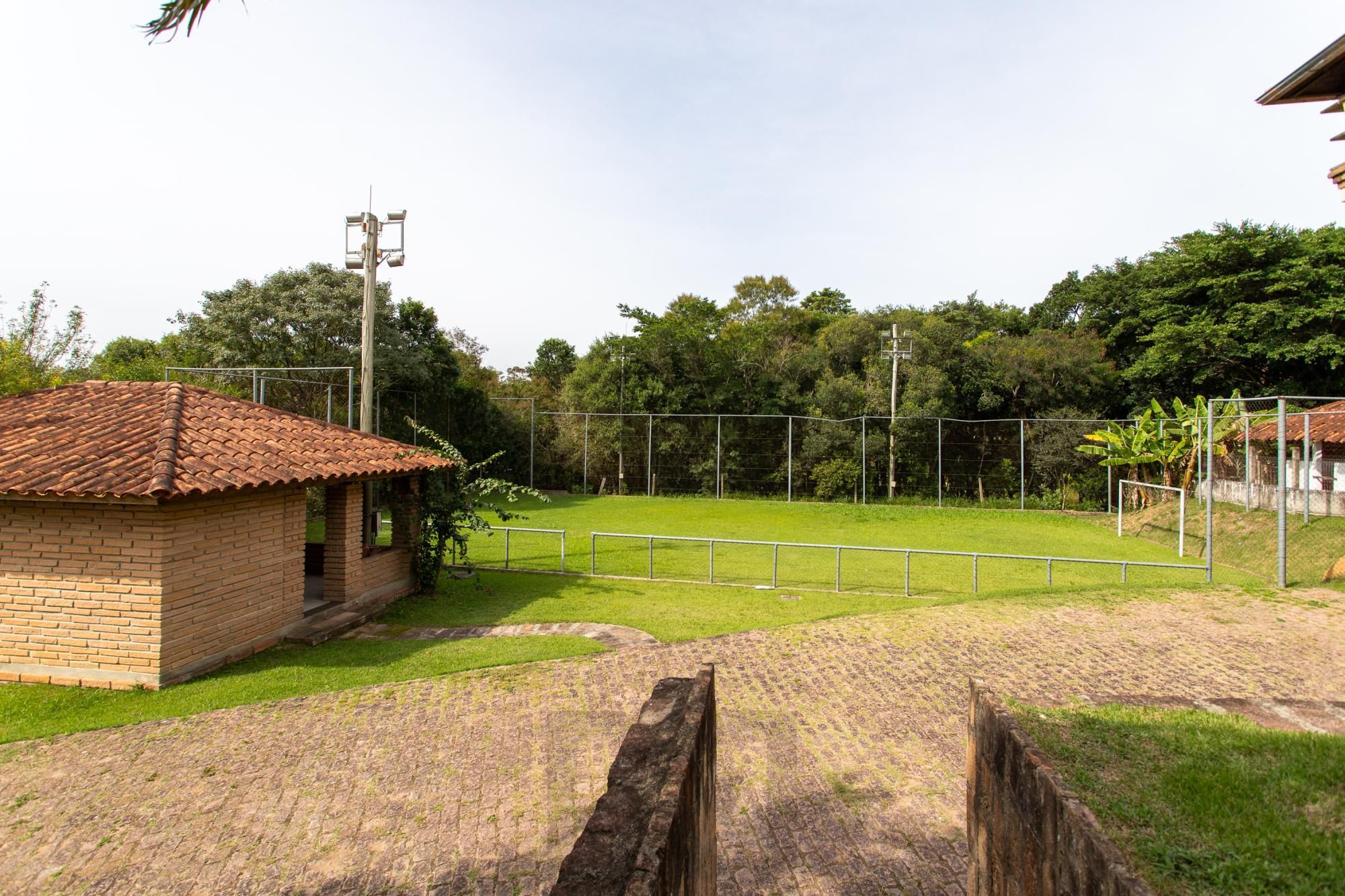 Campo de futebol da casa.