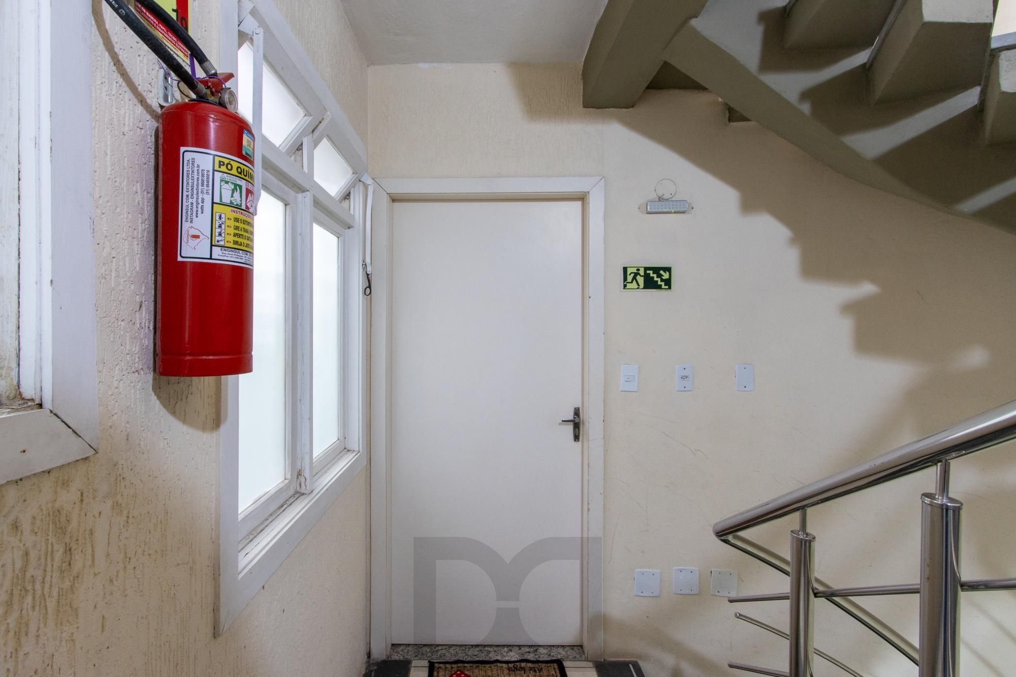 Apartamento de 3 dormitórios, 1 suíte e 1 vaga de garagem no bairro Pedra Redonda. — foto 30