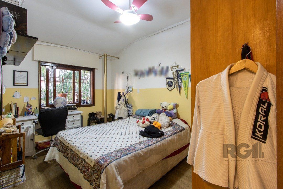 Casa no bairro Cristal, Possui 4 dormitórios, sendo 1suíte, closet e banheira de hidromassagem, com possibilidade de um podendo 1 dormitórios extra. — foto 56