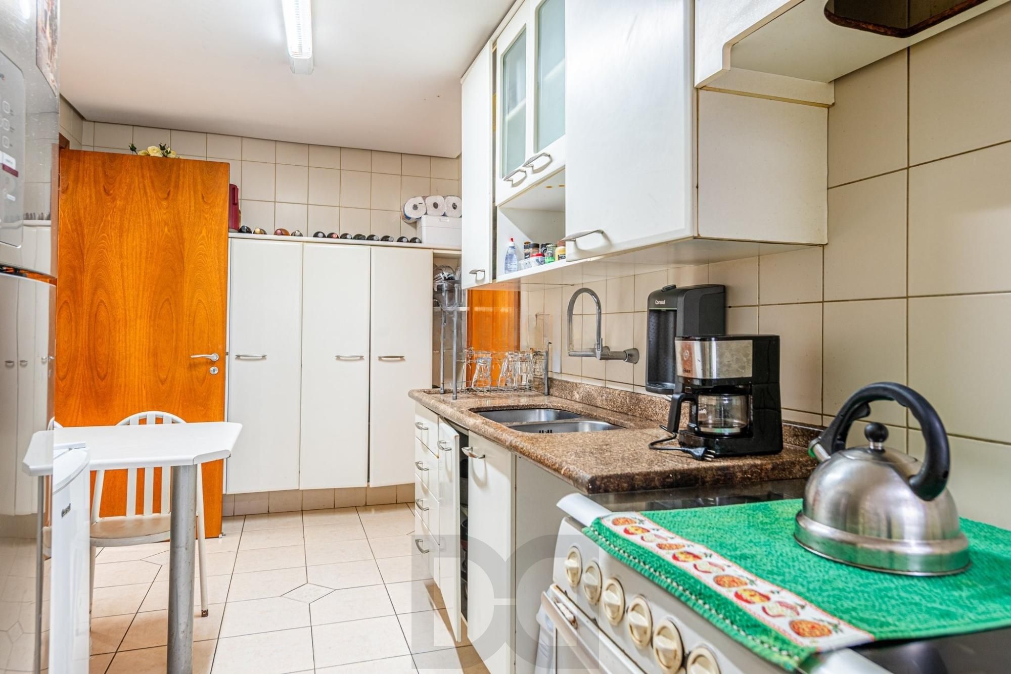 Apartamento com 3 quartos, no bairro Menino Deus — foto 13
