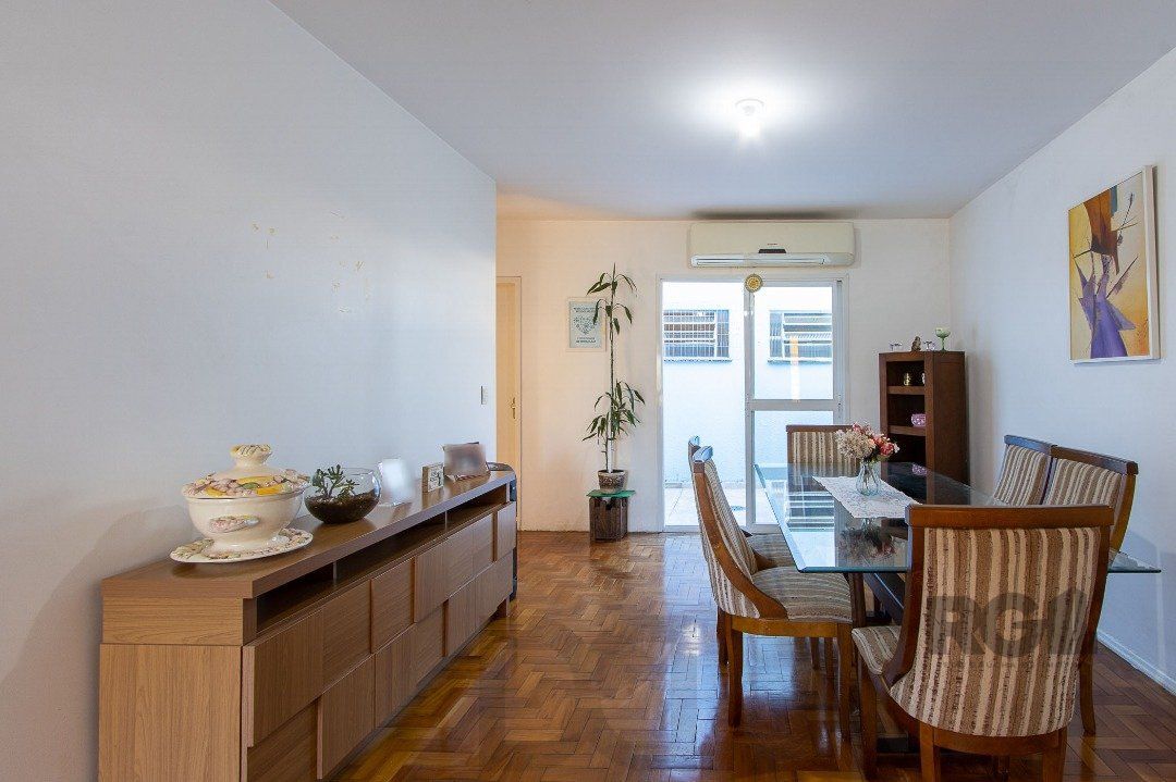 Casa térrea, com 3 dormitórios, 1 suíte, no bairro Ipanema. — foto 8