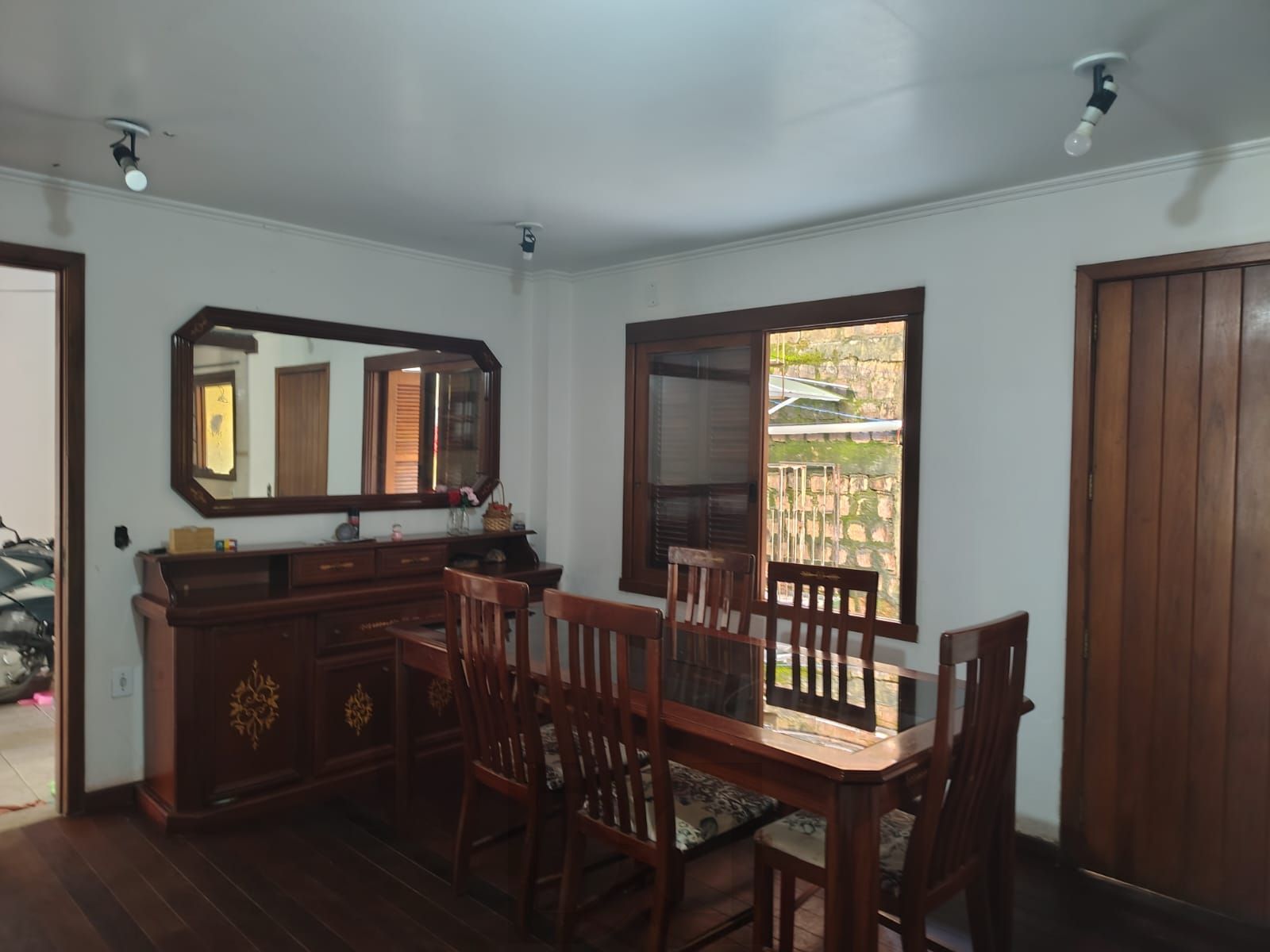 Casa de 4 dormitórios, 1 suíte e 4 vagas de garagem no bairro Cavalhada. — foto 11