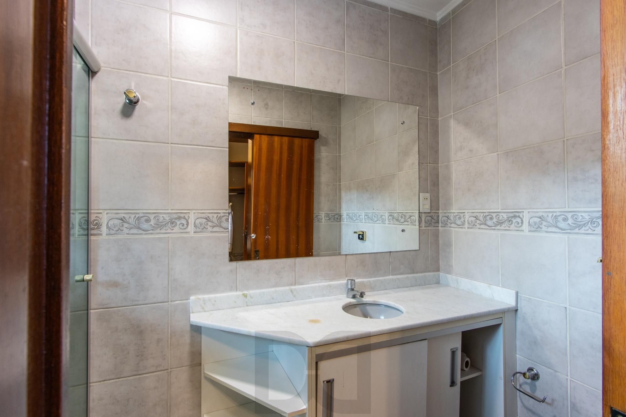 Ampla Casa com 2 Suítes, Closet, Lareira e Pátio com Árvores Frutíferas. — foto 16