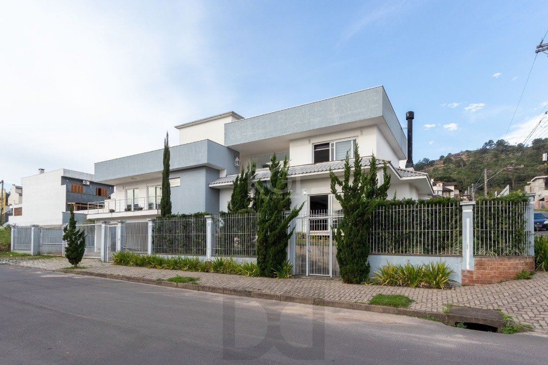 Casa para Venda - 377m², 4 dormitórios, sendo 3 suites, 3 vagas - Guarujá — foto 1