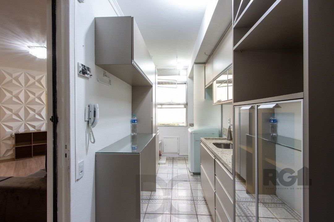 Apartamento de 02 dormitórios com móveis e roupeiros planejados — foto 8