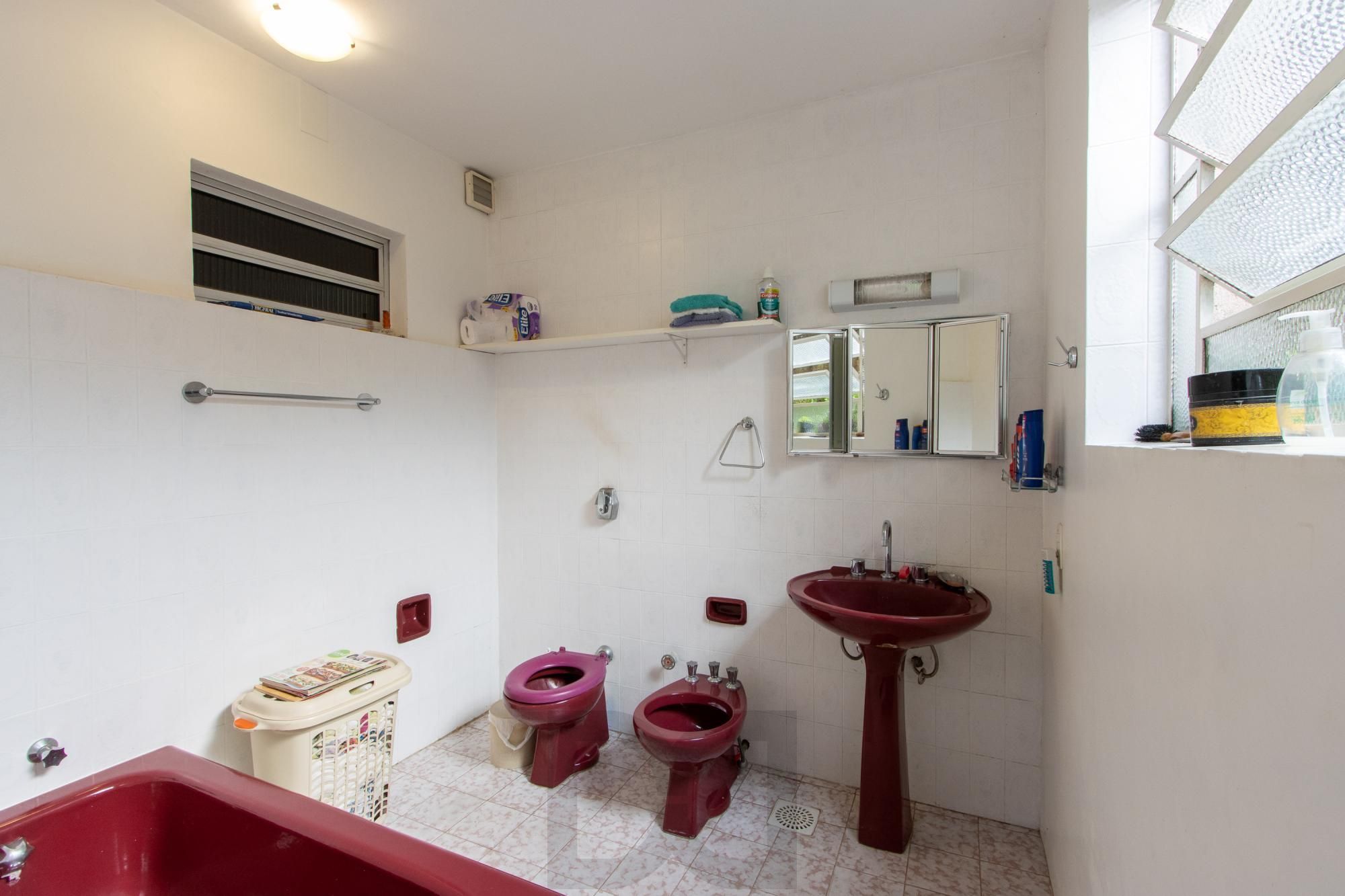 Casa de Alvenaria, possui 3 dormitórios, uma suíte, hall de entrada, lavabo, living com lareira, cozinha ampla com armários, área gourmet com churrasqueira, corredor, pátio e 4 vagas de garagem, uma construção em anexo que possui hall de entrada, lavabo, living, cozinha, escritório, banheiro social — foto 22