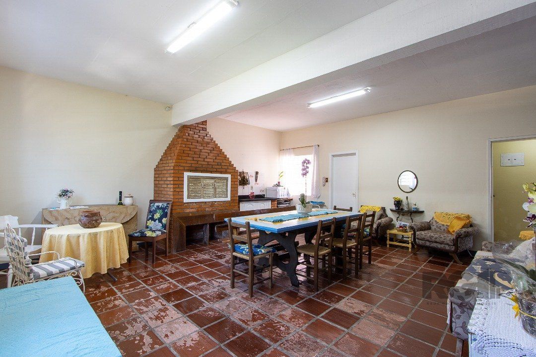 Casa com 4 quartos, suíte, churrasqueira, lareira, garagem coberta e lindo jardim. — foto 28