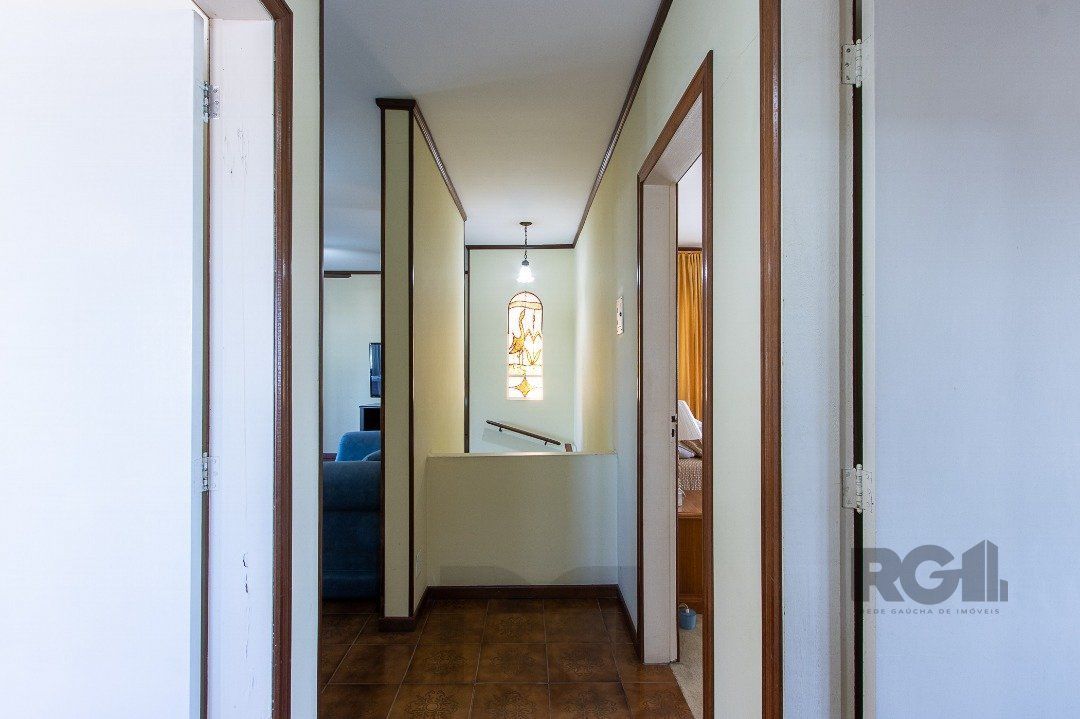 Casa com 4 quartos, suíte, churrasqueira, lareira, garagem coberta e lindo jardim. — foto 52