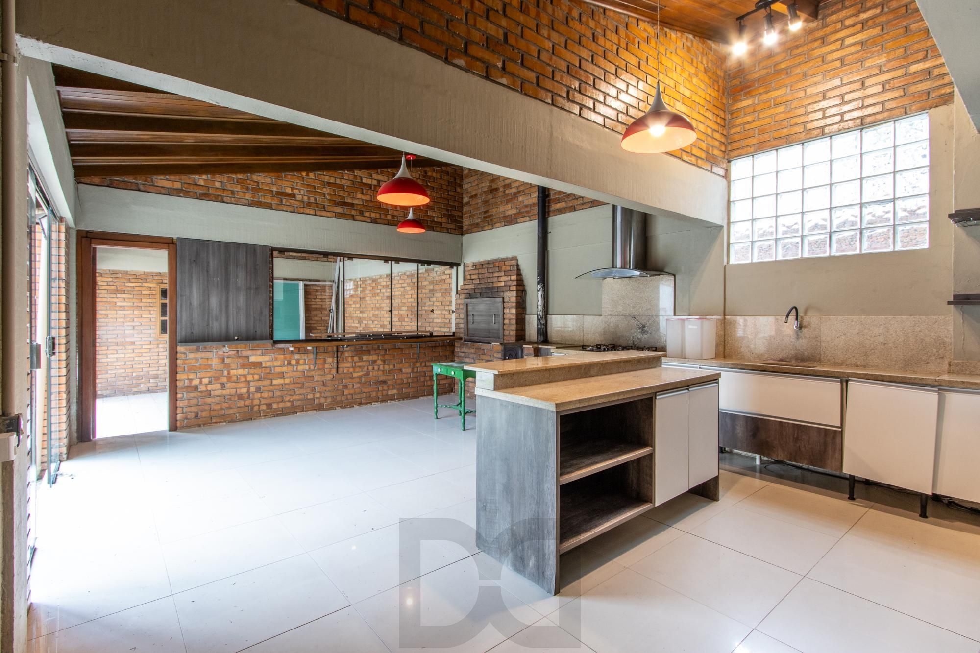 Ampla Casa com 2 Suítes, Closet, Lareira e Pátio com Árvores Frutíferas. — foto 36