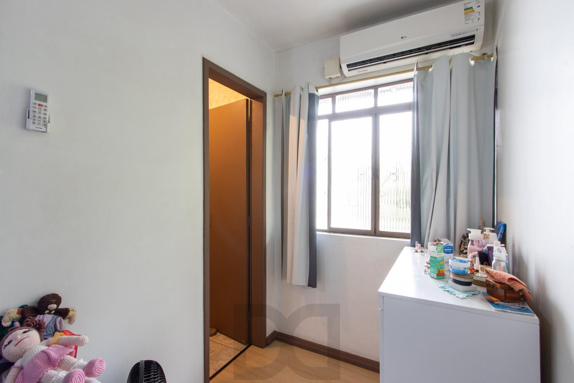 Casa ampla de 2 pavimentos com 4 dormitórios, 1 suite e 4 vagas no bairro Santa Tereza! — foto 44
