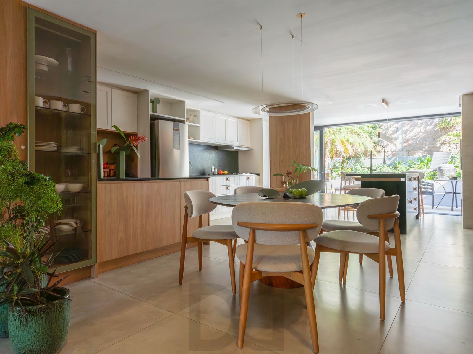 Casa com 3 suítes amplas, além de uma sala generoso com lareira e 2 vagas de garagem. — foto 8