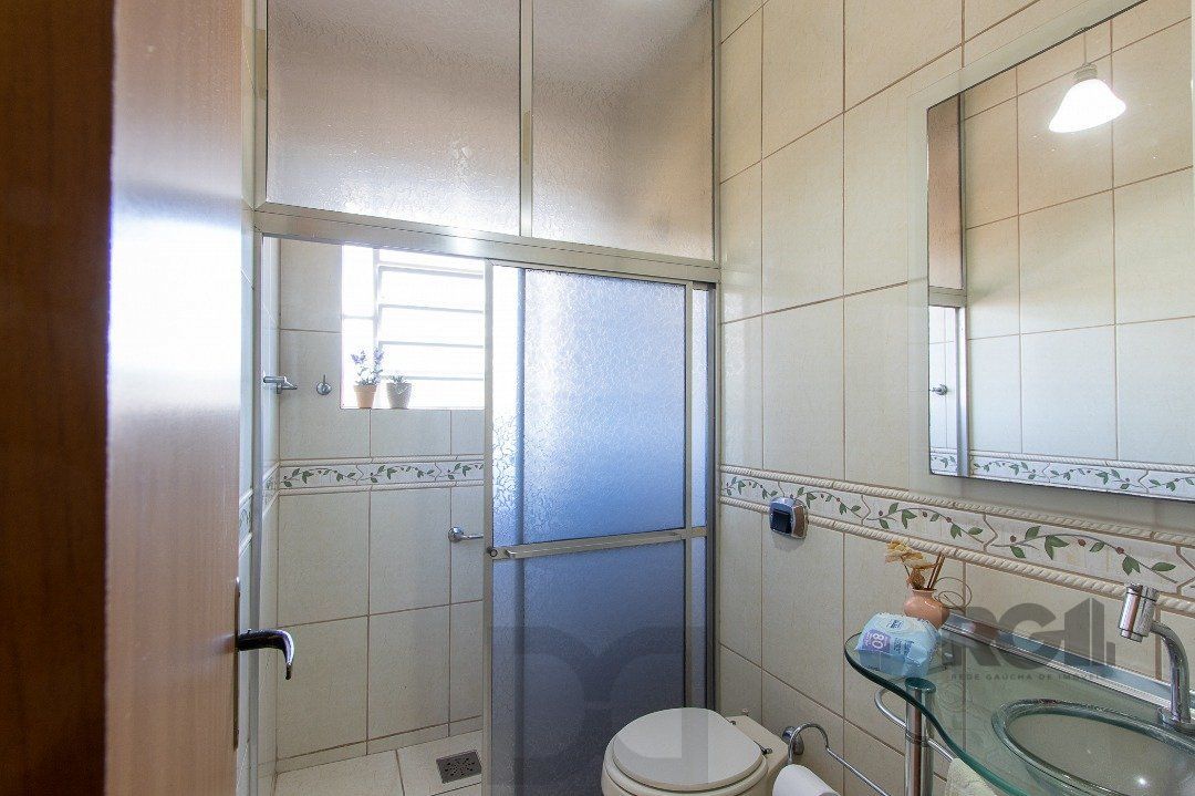 Casa com 4 quartos, suíte, churrasqueira, lareira, garagem coberta e lindo jardim. — foto 21