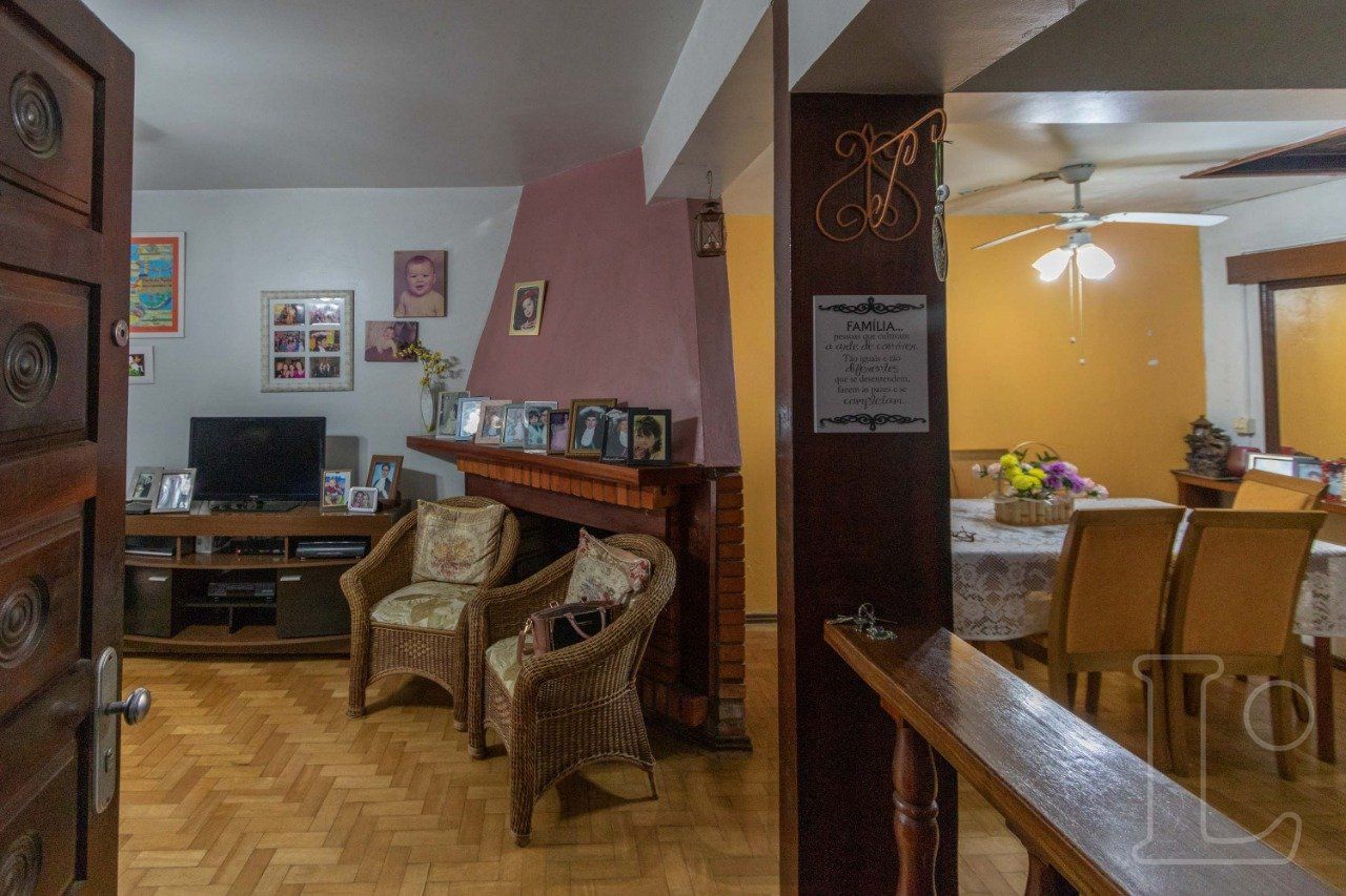 Sobrado para Venda - 241m², 4 dormitórios, sendo 1 suites, 1 vaga - Camaquã — foto 4