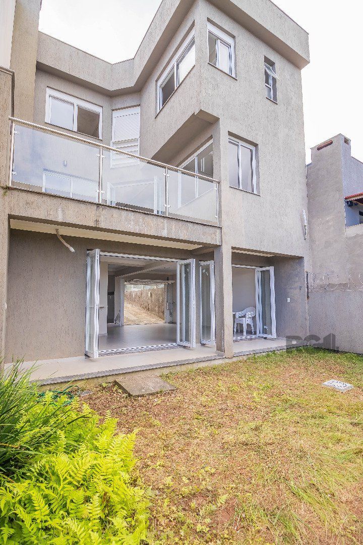 Sobrado, 185 metros quadrados privativo, com 3 quartos, 1 suíte, Living e cozinha integrados, lareira, churrasqueira, lavabo e 2 vagas de garagem. e 2 vagas de garagem — foto 3