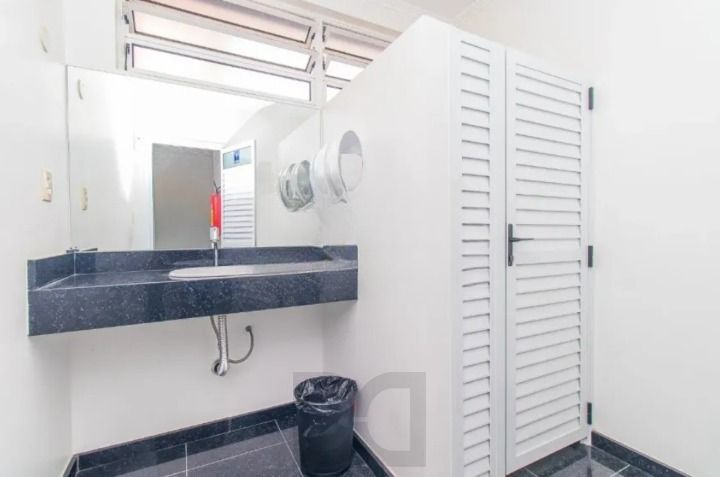 Excelente oportunidade para empresas e investidores! Prédio comercial moderno, amplo e muito bem localizado no bairro Menino Deus, oferecendo estrutura completa para diferentes tipos de negócios. — foto 30