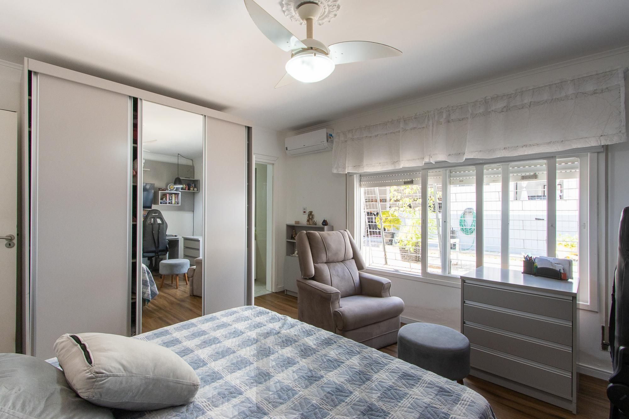 Linda casa totalmente reformada, 3 quartos (1 suite), 2 vagas cobertas - Bairro Nonoai — foto 31