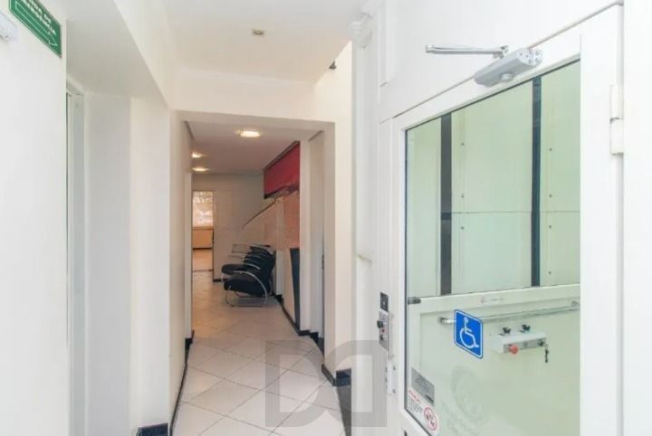 Excelente oportunidade para empresas e investidores! Prédio comercial moderno, amplo e muito bem localizado no bairro Menino Deus, oferecendo estrutura completa para diferentes tipos de negócios. — foto 17