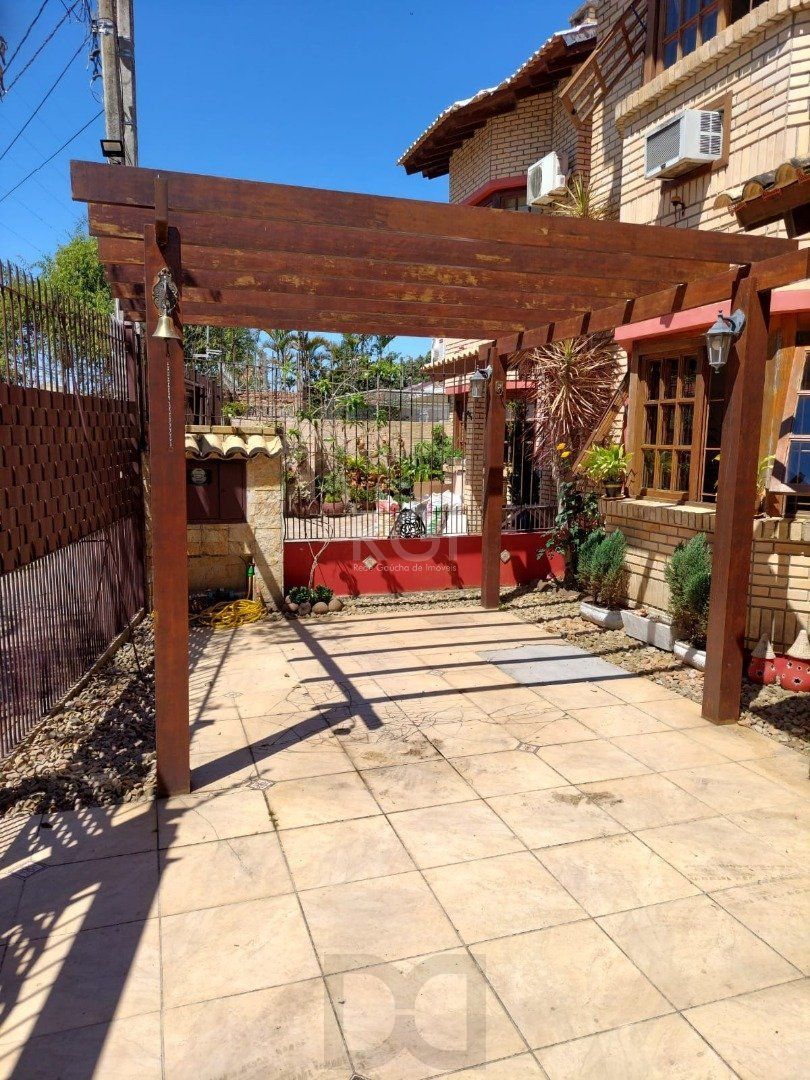Casa para Venda - 156m², 3 dormitórios, sendo 1 suites, 2 vagas - Guarujá — foto 1