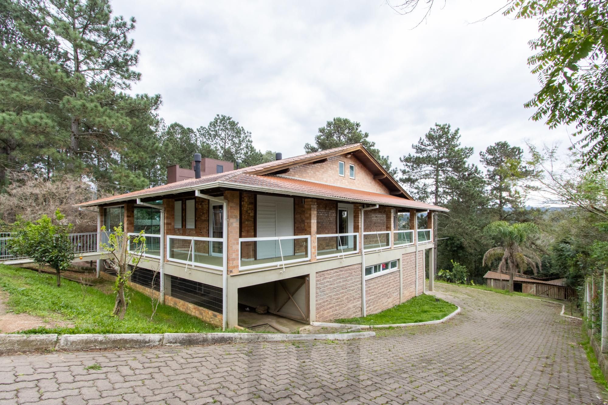 Casa de alvenaria, com 3 dormitórios, 1 suíte, living, cozinha, lavanderia, churrasqueira, banheiro social, pátio e 4 vagas de garagem. — foto 47