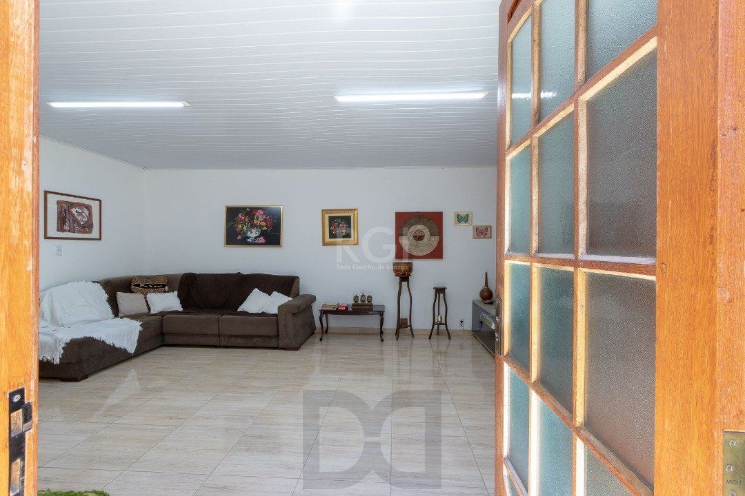 Casa para Venda - 370m², 4 dormitórios, sendo 1 suites, 6 vagas - Lomba do Pinheiro — foto 3
