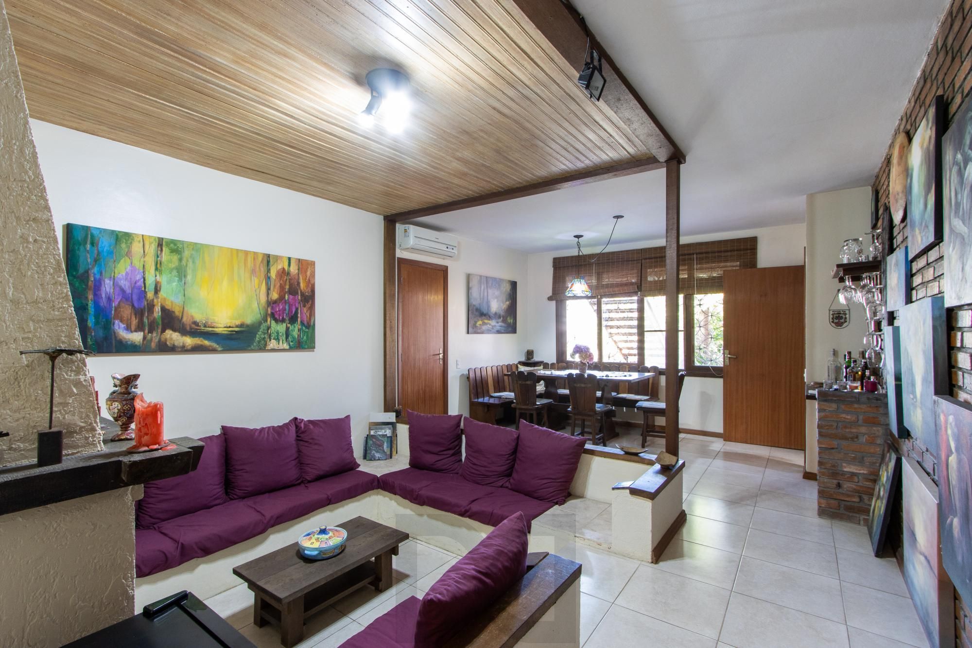 Casa de Alvenaria, possui 3 dormitórios, uma suíte, hall de entrada, lavabo, living com lareira, cozinha ampla com armários, área gourmet com churrasqueira, corredor, pátio e 4 vagas de garagem, uma construção em anexo que possui hall de entrada, lavabo, living, cozinha, escritório, banheiro social — foto 9