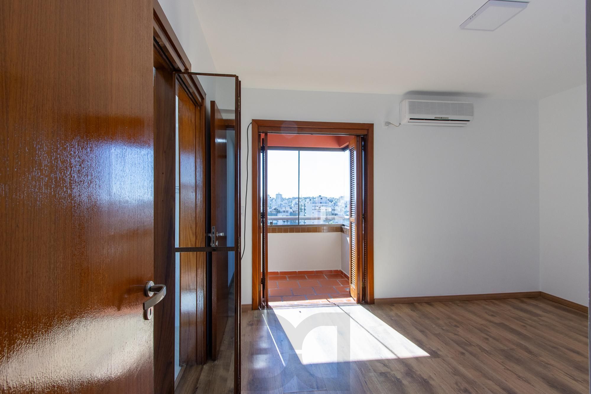 Apartamento de 2 dormitórios, 1 suíte e 2 vagas de garagem no bairro Tristeza. — foto 19