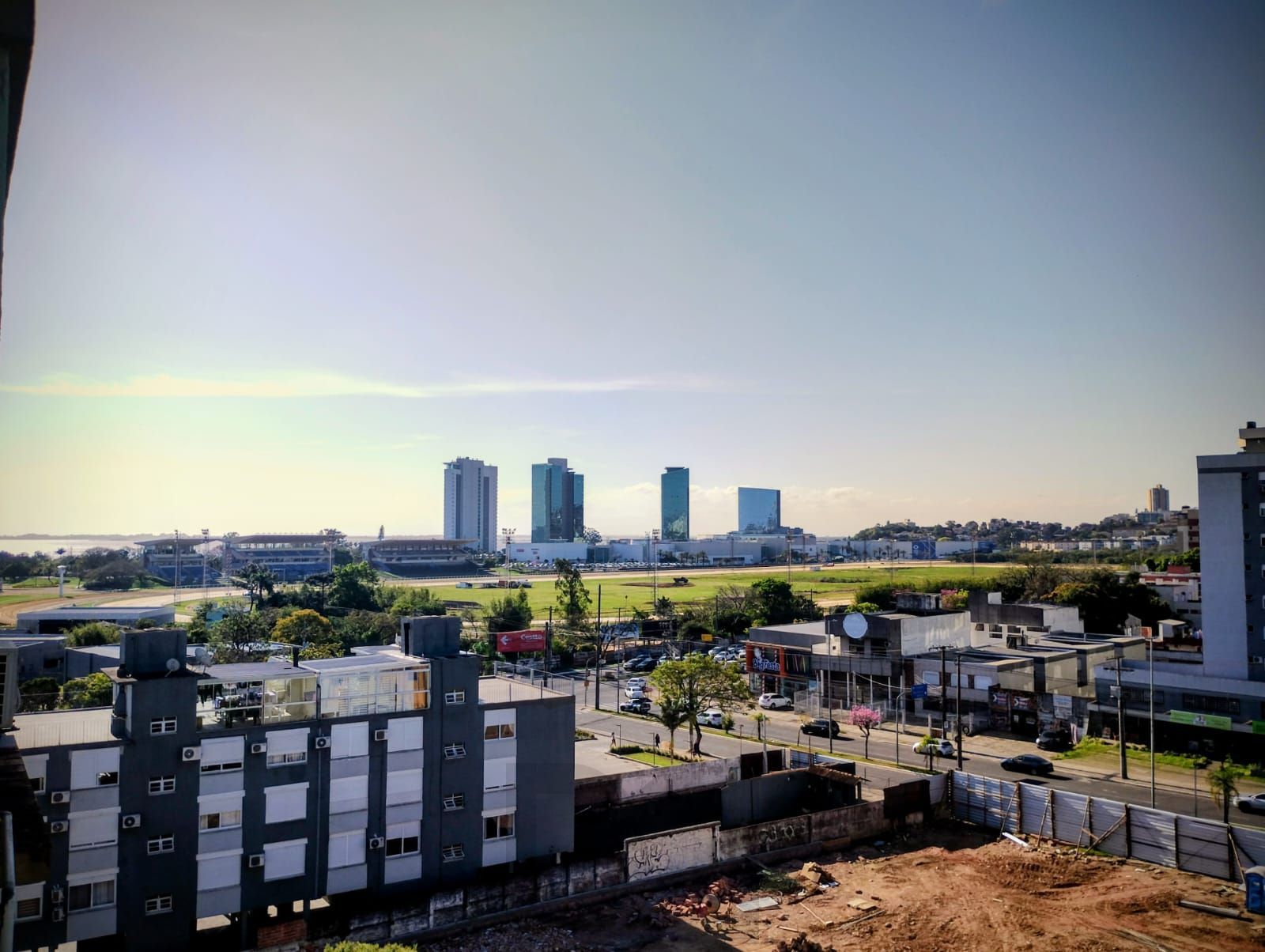 Apartamento de 1 dormitório, de frente, andar alto, elevador, vista para o Lago Guaíba. — foto 9