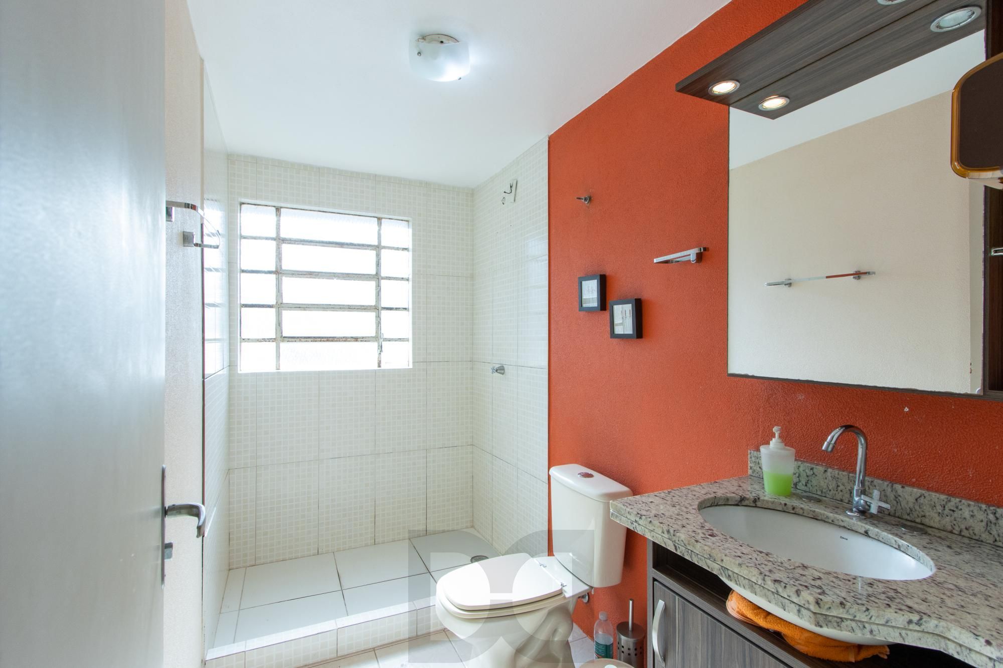 Casa de Alvenaria, possui 3 dormitórios, uma suíte, hall de entrada, lavabo, living com lareira, cozinha ampla com armários, área gourmet com churrasqueira, corredor, pátio e 4 vagas de garagem, uma construção em anexo que possui hall de entrada, lavabo, living, cozinha, escritório, banheiro social — foto 42