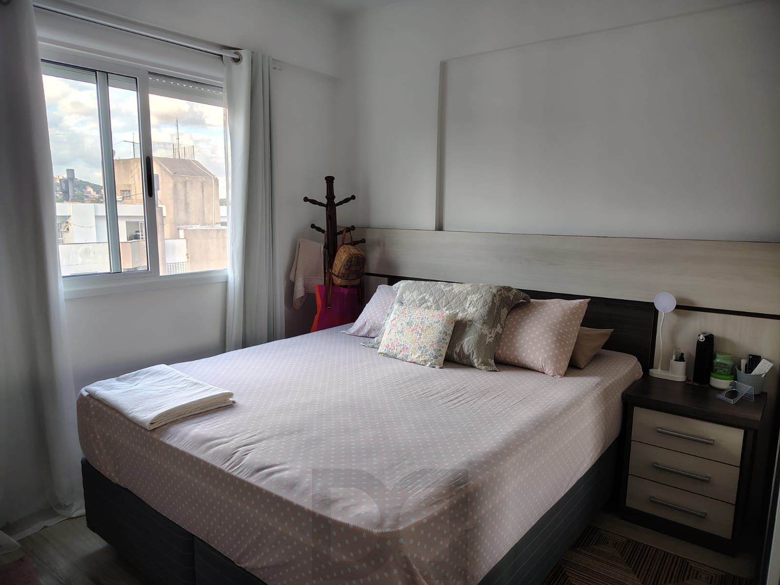 Apartamento de 2 quartos, living para 2 ambientes, cozinha com churrasqueira e 1 vaga de garagem coberta. — foto 8