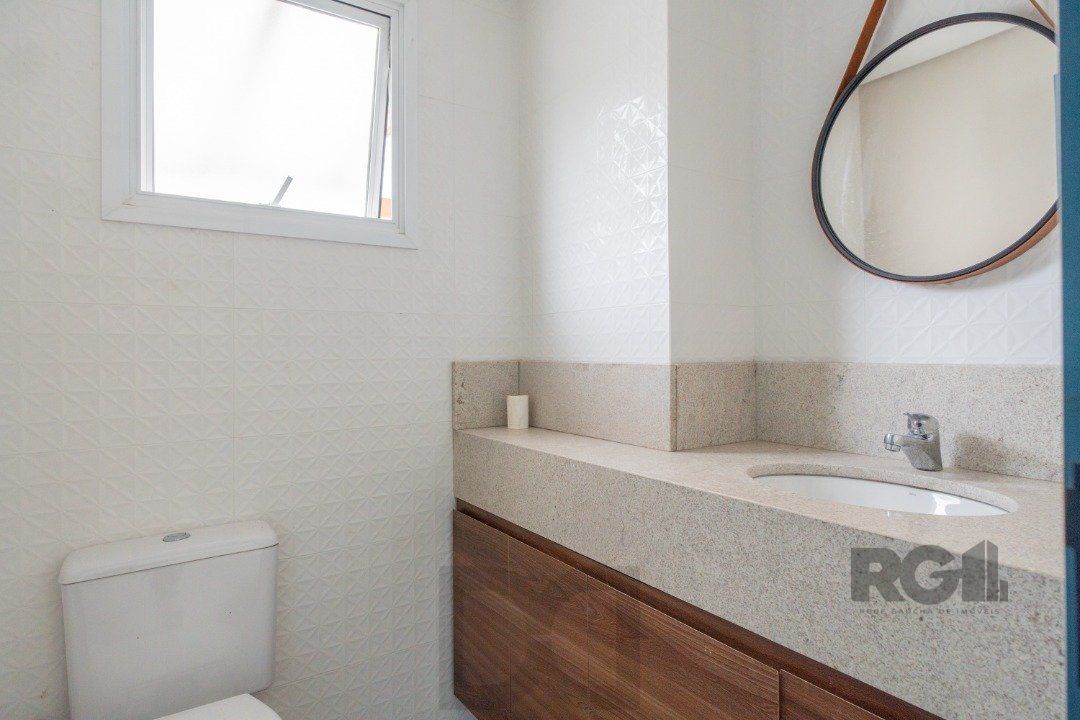 Casa impecável e mobiliada, com 3 niveis, possui 3 dormitórios sendo 1 suíte, 4 banheiros. — foto 28