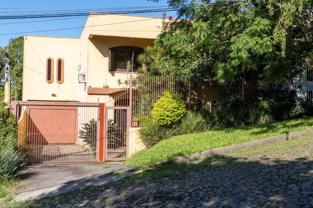 Sobrado com 345m² privativos, 3 suites, 2 vagas, churrasqueira. pátio com piscina - Bairro Cristal — foto 5