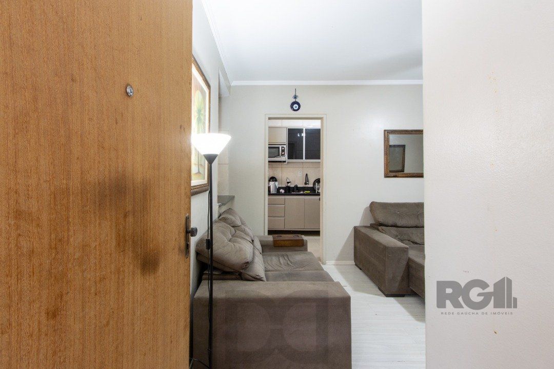 Apartamento com 70m² de área privativa, possui 3 dormitórios, sala para 2 ambientes, banheiro social, cozinha com móveis planejados e área de serviço. — foto 5
