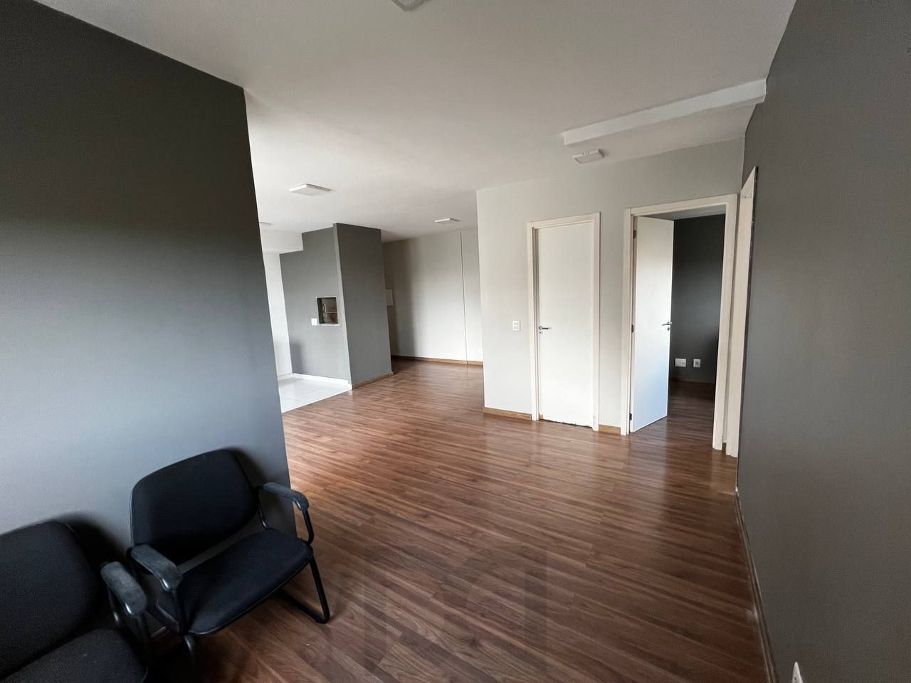 Apartamento de 3 dormitórios transformado em 2, 1 suíte e living com churrasqueira. — foto 1