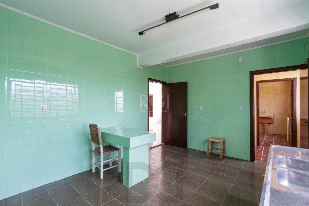 Casa para Venda - 454.7m², 5 dormitórios, sendo 1 suites, 8 vagas - Teresópolis — foto 45