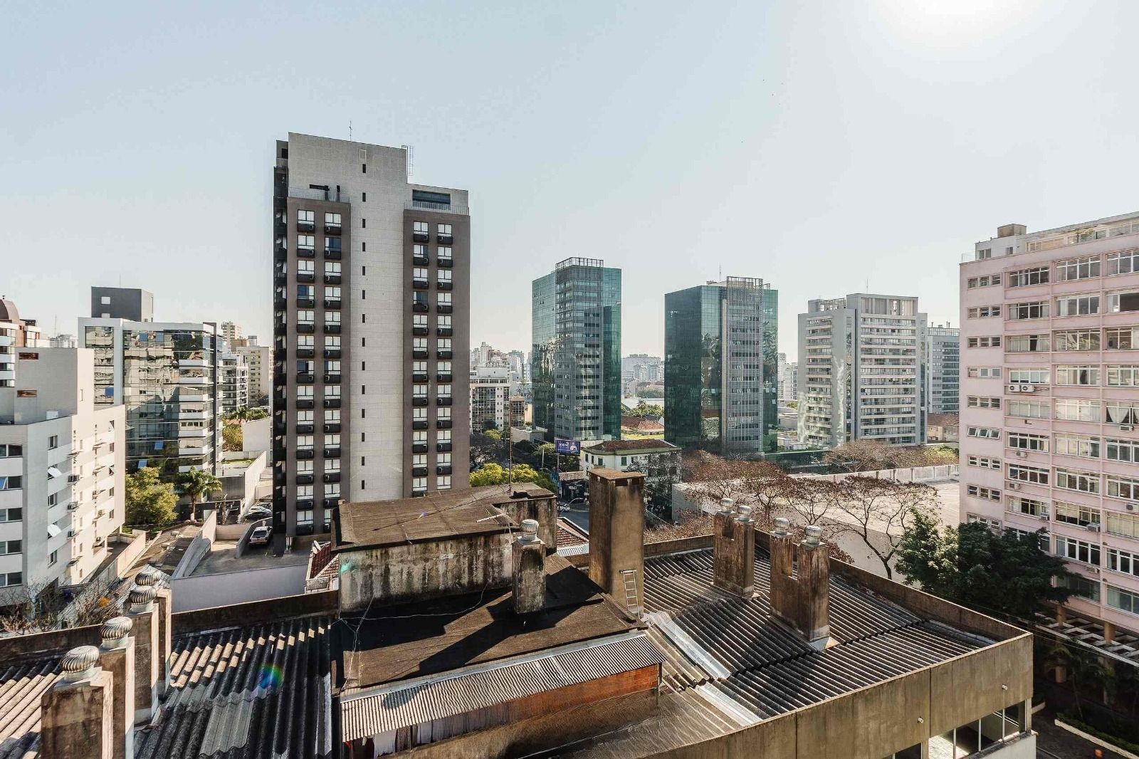 Studio de alto padrão construtivo mobiliado no bairro Moinhos de Vento, planta de 24,25 m² privativos com porcelanato, forro em gesso e aberturas em alumínio com vidros duplos. — foto 6