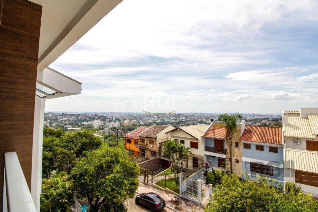Casa para Venda - 300m², 3 dormitórios, sendo 1 suites, 4 vagas - Teresópolis — foto 3