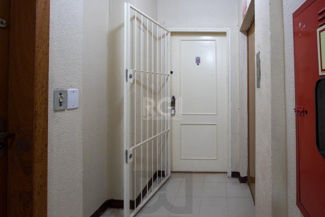 Apartamento de 2 dormitórios e 1 vaga de garagem no bairro Cristal. — foto 17