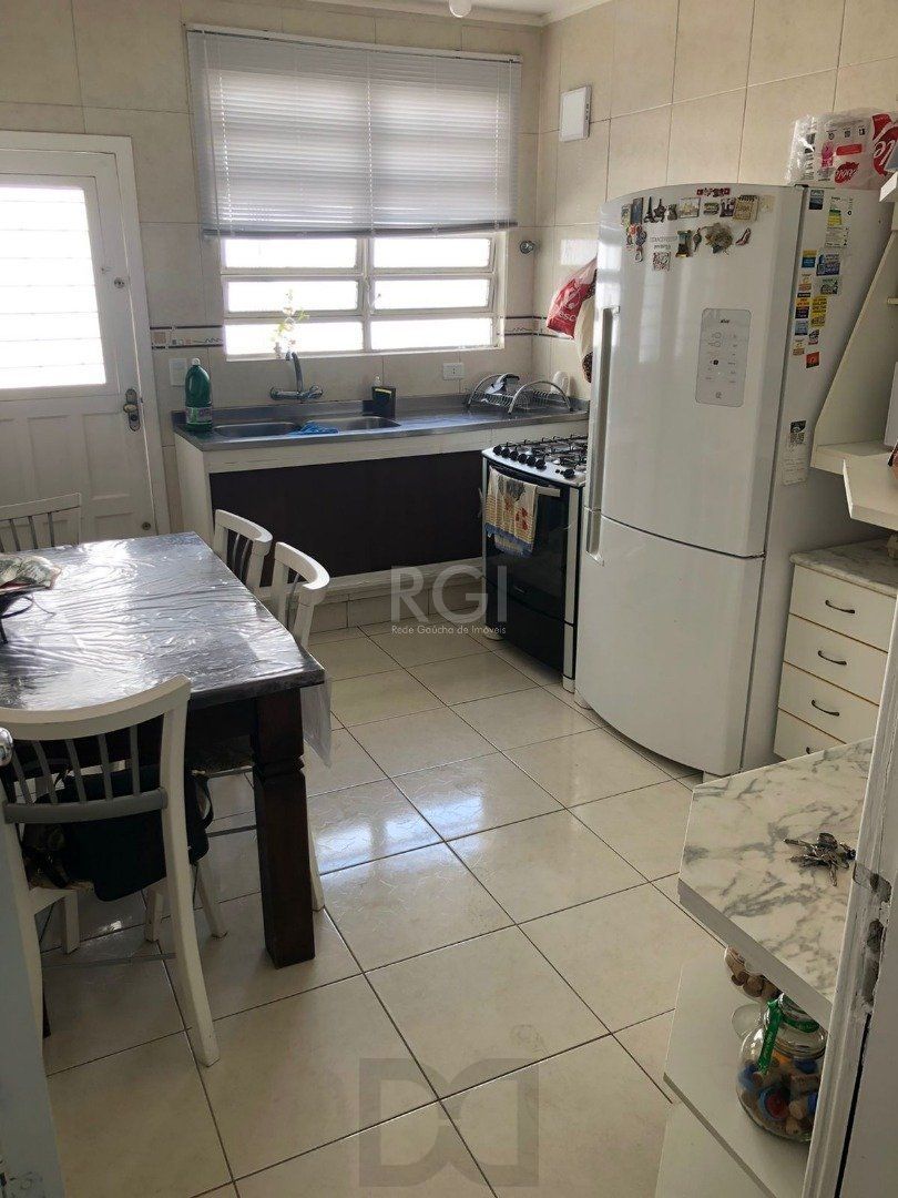 Casa para Venda com 3 dormitórios, sendo 1 suites e 3 vagas no bairro Guarujá — foto 8