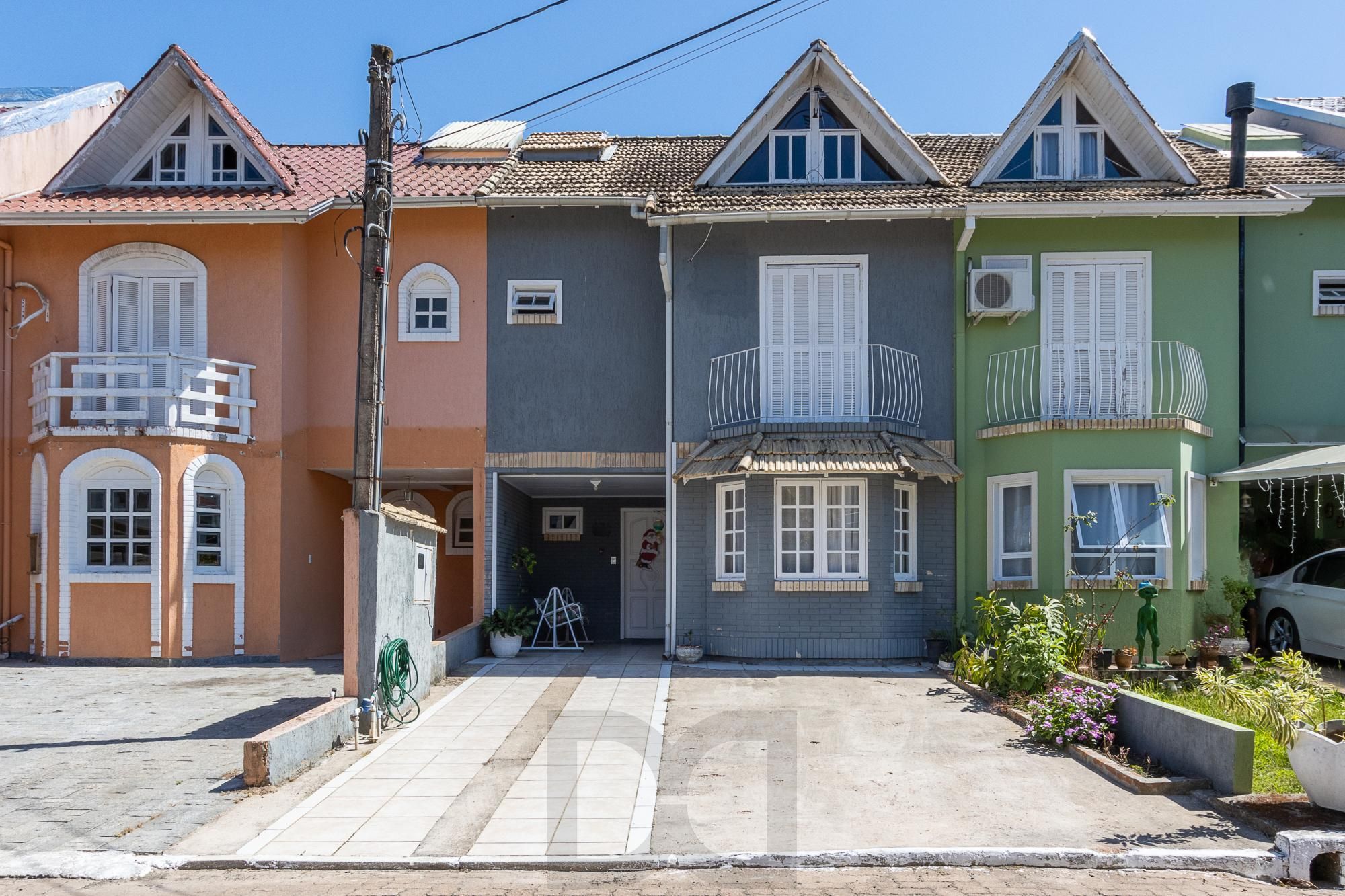 Casa de condomínio, de 3 dormitórios, 1 suíte e 2 vagas de garagem. — foto 1