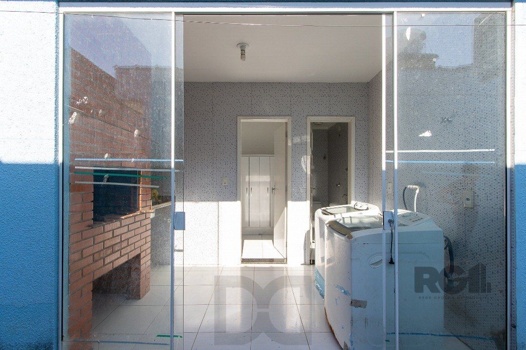 Casa térrea, com 3 dormitórios, 1 suíte, no bairro Ipanema. — foto 32